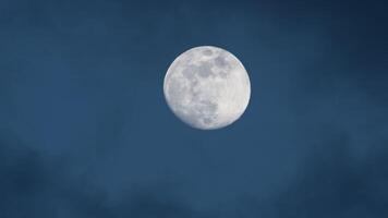 lleno Luna terminado el nubes en el noche Boda video