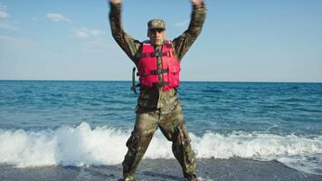 militaire Etats-Unis homme formation sauter jack dans le rive près le océan video