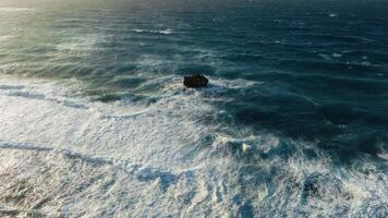 il perseveranza di un' singolo roccia nel il oceano video