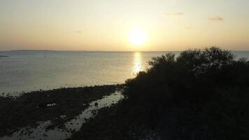 drone vue à une magnifique le coucher du soleil plus de le océan l'eau de le Maldives. video