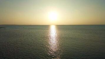 dar visie Bij een mooi zonsondergang over- de oceaan water van de Maldiven. video