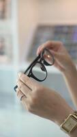 des lunettes avec mains video