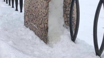 graniet pijler en gips ijzer dijk hek in de sneeuw, winter landschap st. petersburg laag hoek visie, panorama omhoog video
