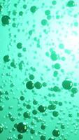 lote de burbujas flotante en el aire en azul antecedentes. vertical serpenteado animación video