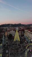 Vertikale Video von Stadt Weihnachten Baum beim Nacht Antenne Aussicht