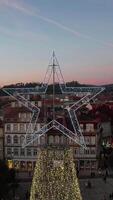 vertical vídeo de ciudad Navidad árbol a noche aéreo ver video