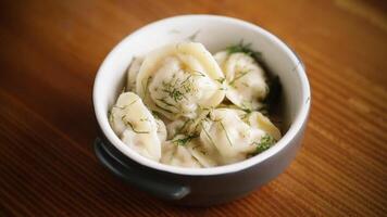 bouilli Dumplings avec Viande remplissage dans une bol sur le table video