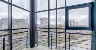 Schleife Drehung und Panorama- Aussicht im leeren modern Halle mit Notfall und Evakuierung Ausfahrt Treppe und Panorama- Fenster. video