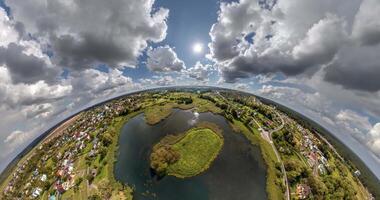 verde pequeño planeta transformación con curvatura de espacio entre campos con río en soleado día y hermosa nubes video