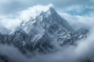 ai generado majestuoso Nevado montaña pico enmarcado por nubes en un sereno paisaje foto