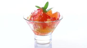 colorato dolce frutta gelatina nel bicchiere bicchiere isolato su bianca sfondo video