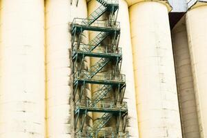 Building for storing and drying grain photo