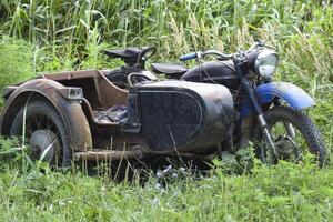 antiguo Soviético motocicleta con un cuna. un antiguo mototecnica foto