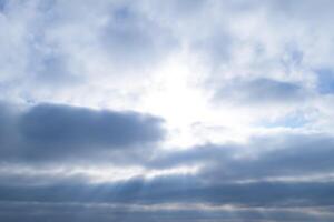 luz de sol filtración mediante el nubes foto