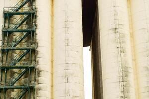 Building for storing and drying grain photo