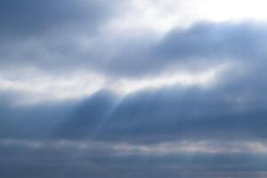 luz de sol filtración mediante el nubes foto