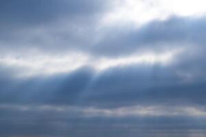 luz de sol filtración mediante el nubes foto