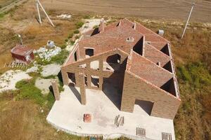 el casa es construido de rojo ladrillo. el paredes de el casa son un a foto