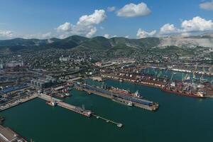 industrial puerto marítimo, parte superior vista. Puerto grúas y carga buques y barcazas. foto