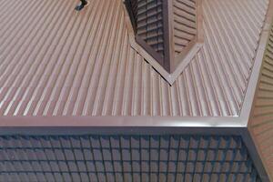 un ver desde encima en el techo de el casa. el techo de acanalado hoja. techumbre de metal perfil ondulado forma foto