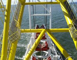 tendido de tubería con instalación de tuberías barcaza grua cerca el costa. descendencia de el tubería a un fondo agotador con el instalación de tuberías barcaza. instalación de el submarino gas tubería foto