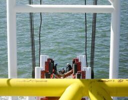 tendido de tubería con instalación de tuberías barcaza grua cerca el costa. descendencia de el tubería a un fondo agotador con el instalación de tuberías barcaza. instalación de el submarino gas tubería foto