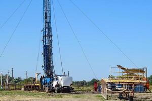 Carrying out repair of an oil well photo