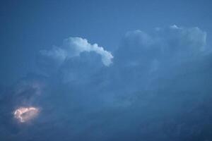 relámpagos en tormenta nubes foto