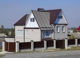 el casa es con un ático y un conjunto techo. foto