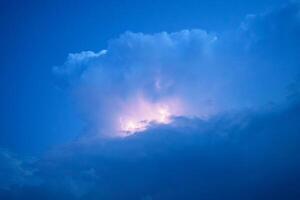 relámpagos en tormenta nubes repique de un trueno y el espumoso relámpagos en nubes foto