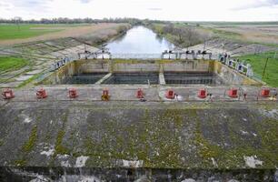 válvulas para apertura tubería de un agua bombeo estación. puerta aire libre foto