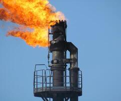 antorcha sistema en un petróleo campo foto