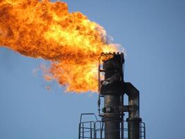 antorcha sistema en un petróleo campo foto