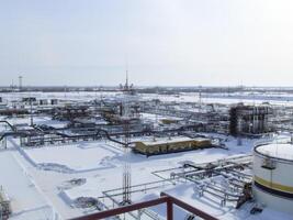el industrial instalaciones de el petróleo compañía. yacimiento petrolífero equipo. industrial petróleo y gas infraestructura. foto