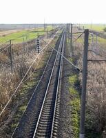 trama ferrocarril. parte superior ver en el rieles Alto voltaje poder líneas para eléctrico trenes foto