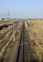 trama ferrocarril. parte superior ver en el rieles Alto voltaje poder líneas para eléctrico trenes foto