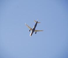 pasajero aeronave en el cielo a bajo altitud moscas a el aeropuerto a tierra. foto