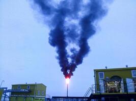 antorcha sistema en un petróleo campo foto