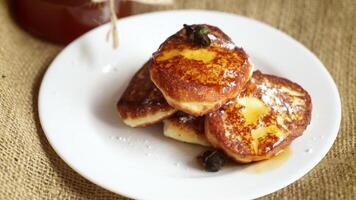 dulce frito cabaña queso panqueques con mermelada en un plato en un de madera mesa video