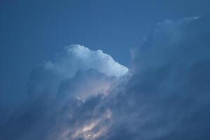 relámpagos en tormenta nubes foto