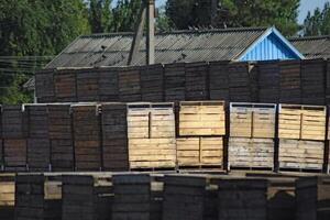 de madera cajas apilado juntos foto