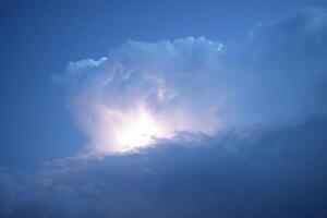 relámpagos en tormenta nubes foto