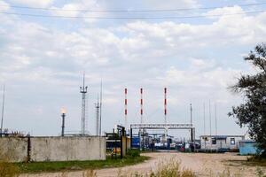 el portón a el Entrada de el gas bombeo estación separación foto