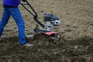 plantando patatas debajo el con operador a pie tractor foto