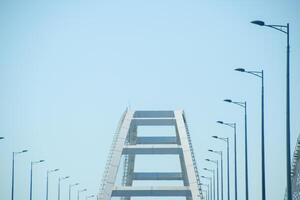 el navegable arco de el Crimea puente. arco de el autopista y ferrocarril sección de el Crimea puente. foto