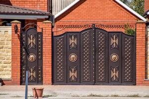 puertas de marrón metal hojas. techumbre materiales foto