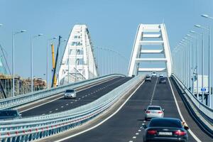 conducción a lo largo el Crimea puente. un grandioso edificio de el 21 siglo. el nuevo puente. foto