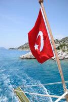 Turquía bandera a el popa de un Placer yate. ver de Mediterráneo costa foto