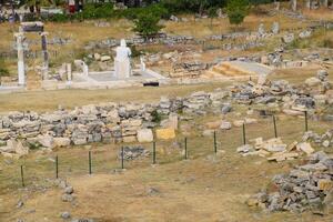 parte superior ver de el excavación sitio en arruinado antiguo ciudad de hierápolis. el permanece de destruido edificios y columnas foto