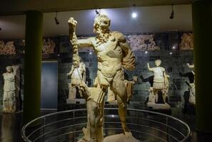 mármol estatuas de Dioses y emperadores de antigüedad en el museo de antigüedades de antalya, pavo. foto